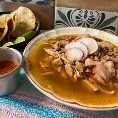 Pozole cabeza con maciza