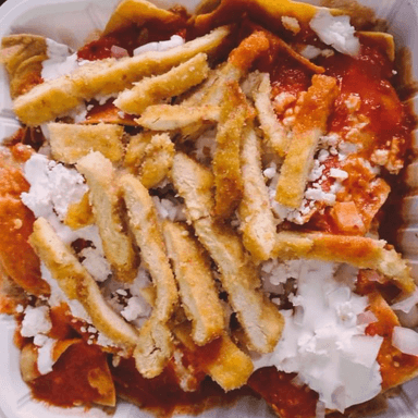 Chilaquiles rojos con proteina a elegir