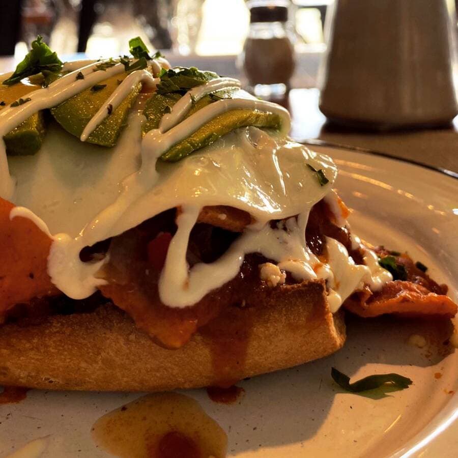 Molletes de Chilaquiles