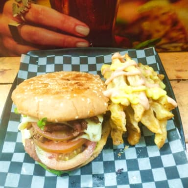 COMBO DELI HAMBURGUESA + PAPAS