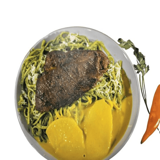 Tallarines Verdes con Bistec Flameado al Wok