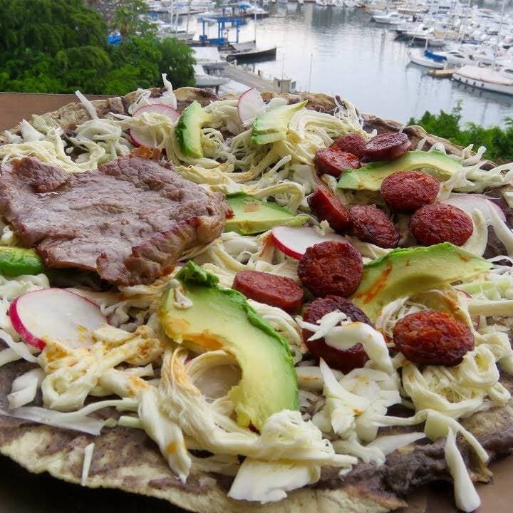 TLAYUDA CON PEPERONI Y TASAJO