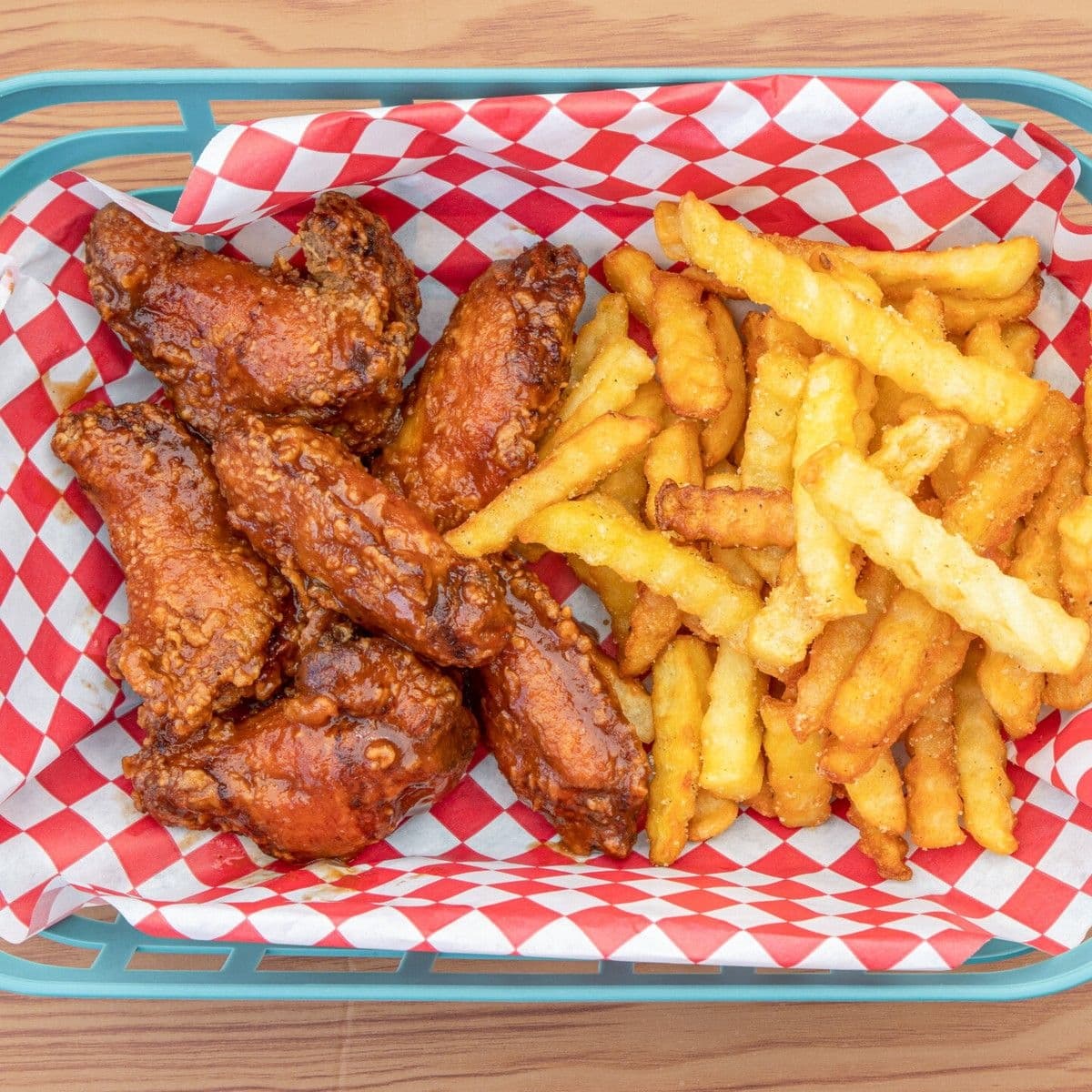 8 Alitas & Papas a la Francesa