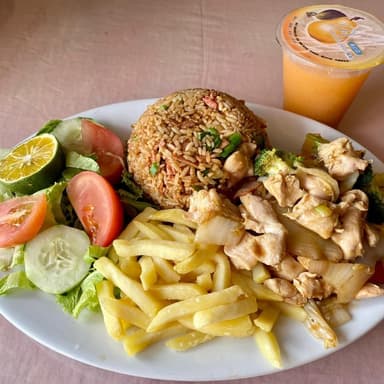 Combo#3 Arroz Cantonés y Pollo con Verduras
