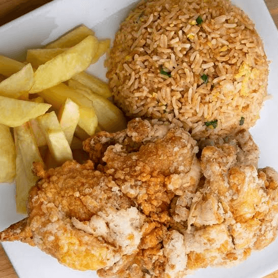 Chaufa con Alita y Papas Fritas