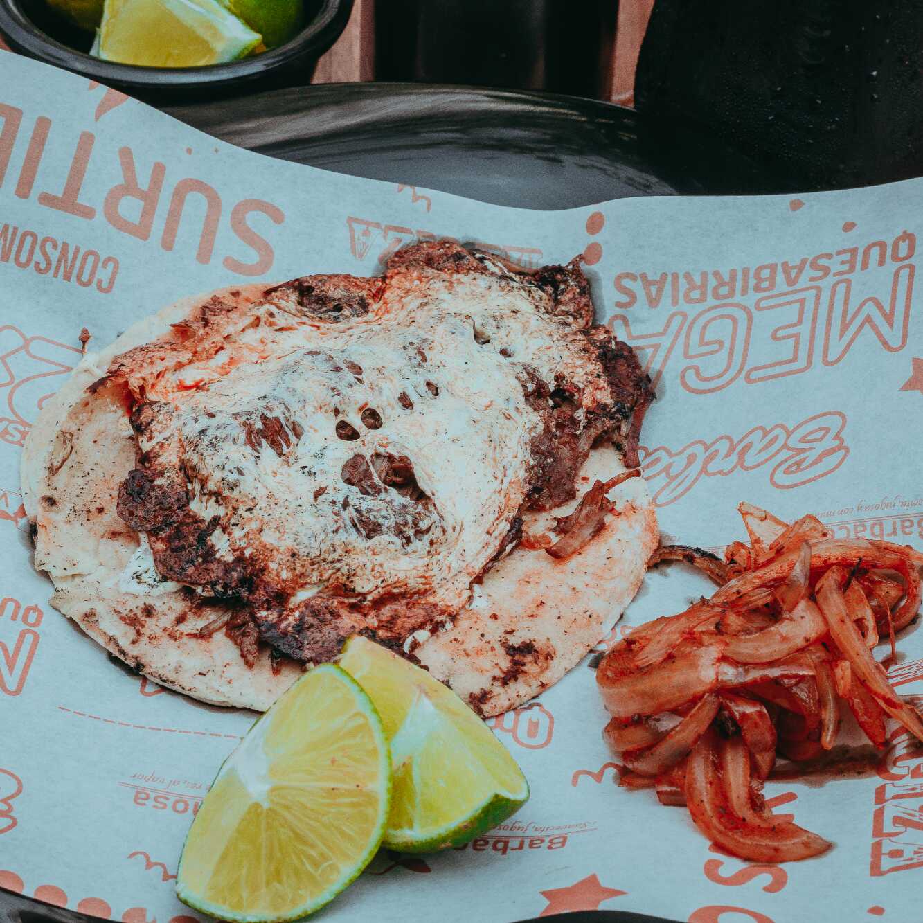 Taco de Barbacoa con Costra de Queso