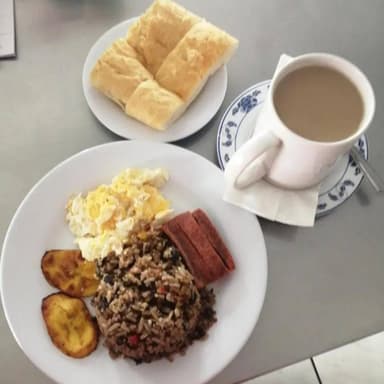 Gallo Pinto Mixto + Café