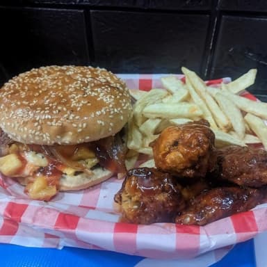 Hamburguesa Clásica + 10 Alitas + Papas