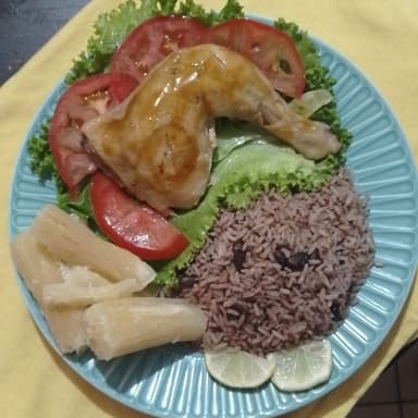 Pollo asado con Arroz congris a lo Cubano