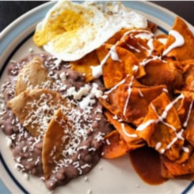 Chilaquiles Rojos con huevo
