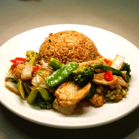 Pollo con Verduras y Arroz Chaufa