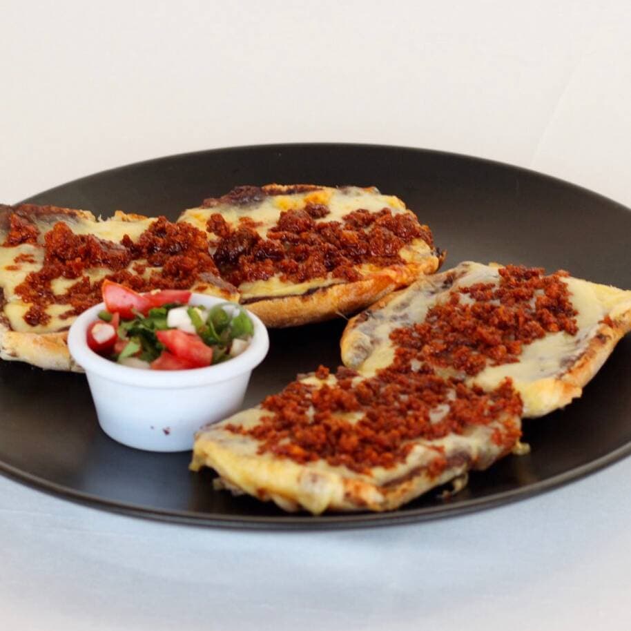 Molletes con Chorizo