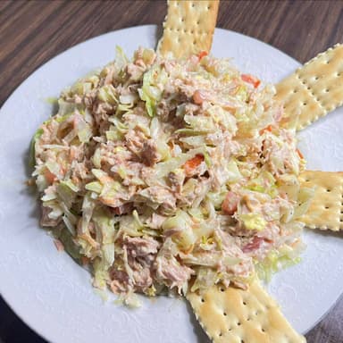 Ensalada De Atun Con Mayonesa Y Galletas Saladas