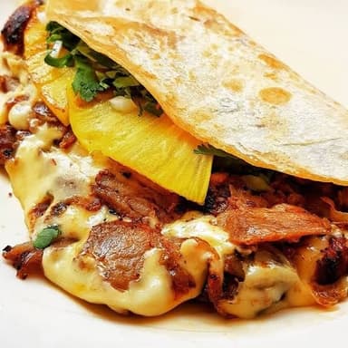 QUESADILLA PASTOR CON PIÑA Y QUESO