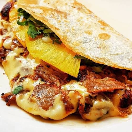 QUESADILLA PASTOR CON PIÑA Y QUESO