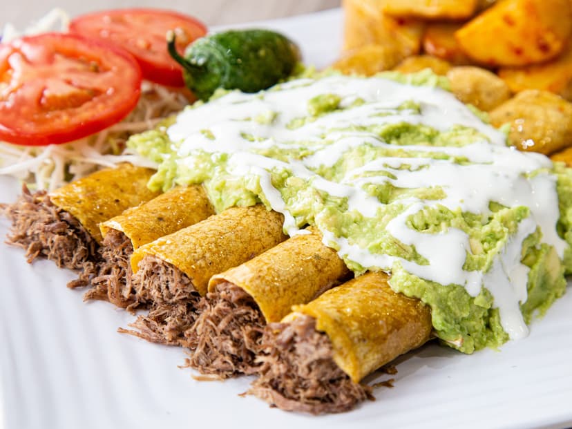 Casa Blanca Comida casera de Saltillo desde 1962