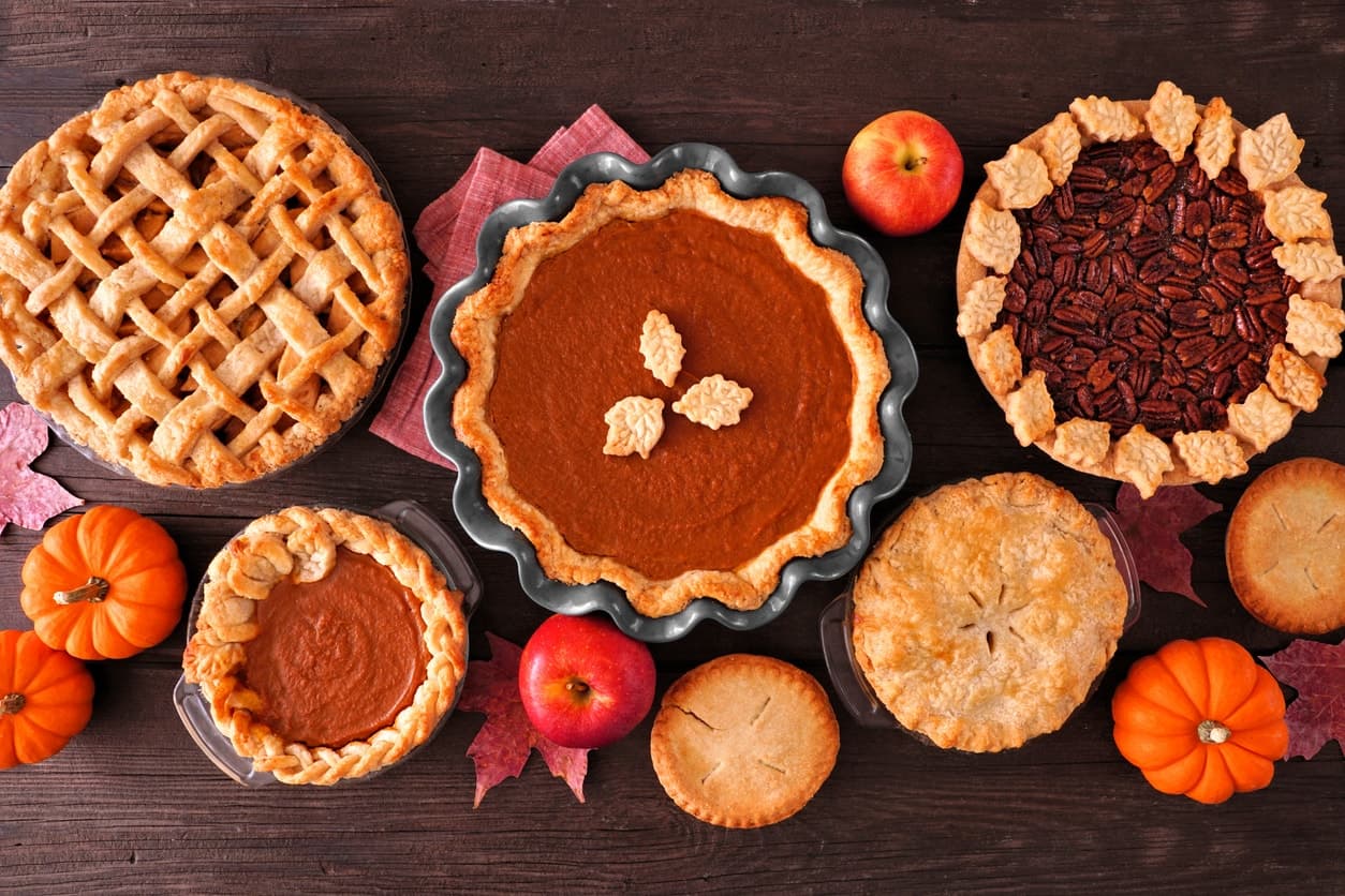 El pay, también conocido como "pie" en inglés, es un postre horneado que tiene una base crujiente, generalmente de masa quebrada, y un relleno que puede ser dulce o salado. La versión más conocida y popular es la dulce, que suele estar rellena de frutas, cremas o quesos.