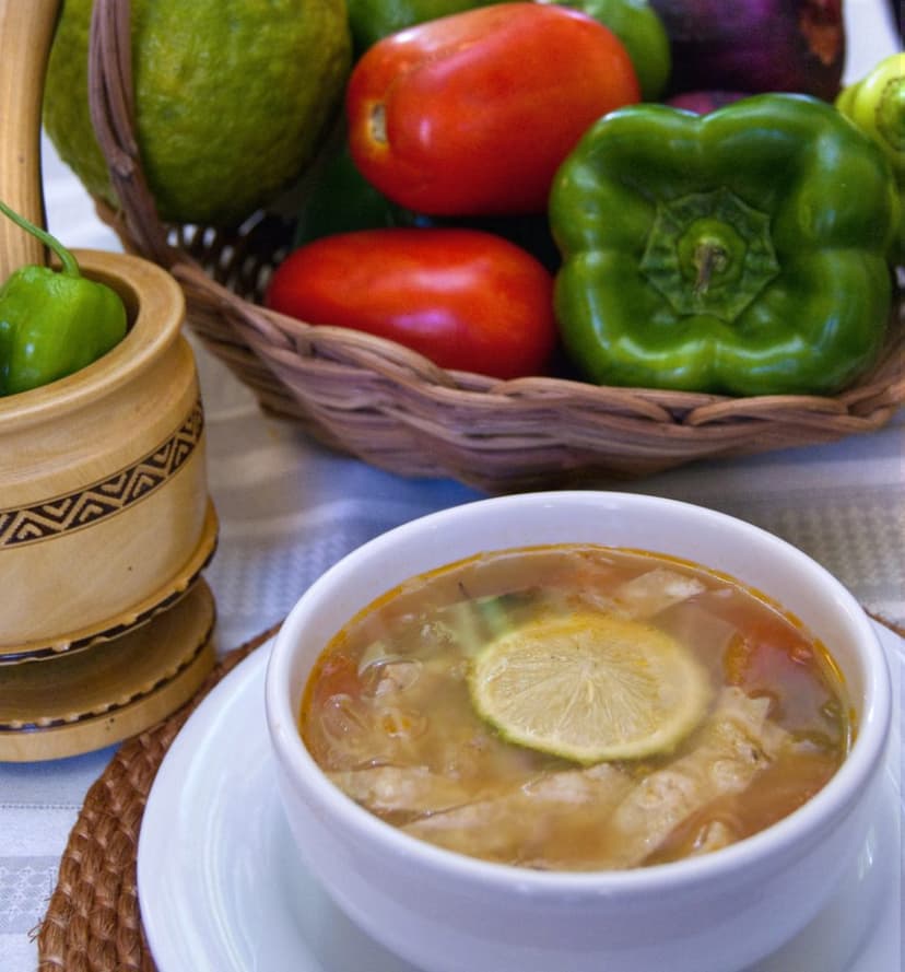 sopa de lima yucateca con pimiento morrón
