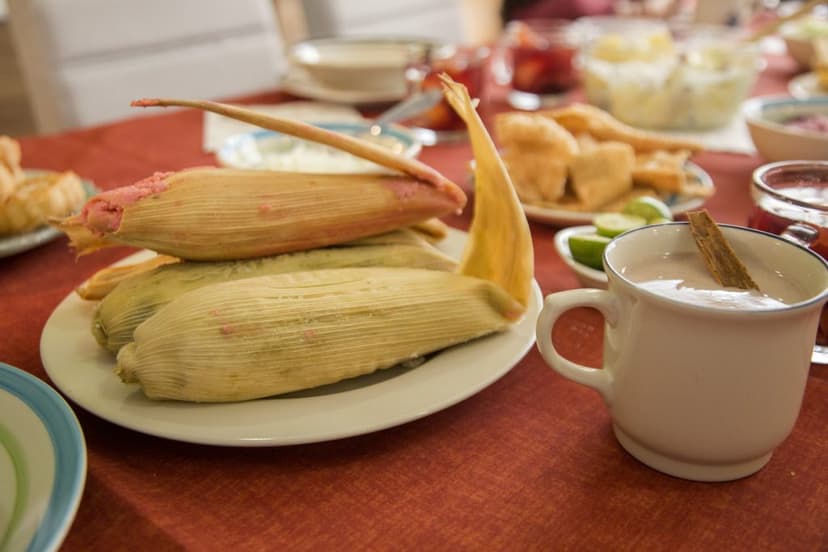tamales de dulce y salsa verde para Día de la Candelaria