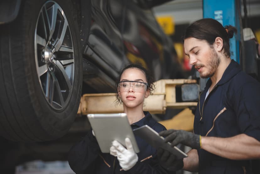 Mecánicos inspeccionando auto