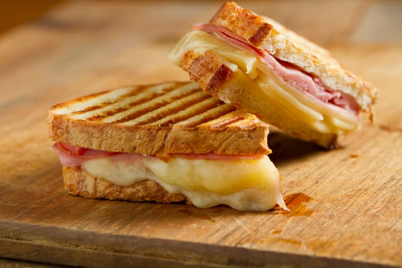 sándwiches panini con jamón y queso
