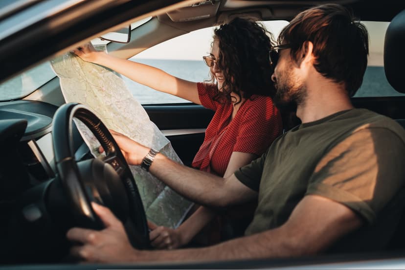 Pareja mirando un mapa para su road trip