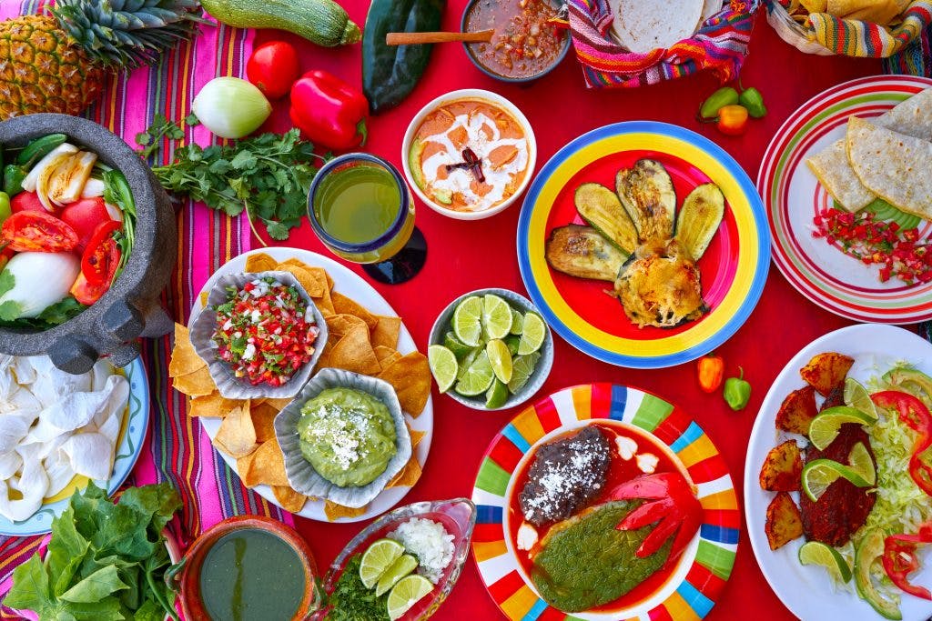 Comida mexicana para el quince de septiembre con salsas de México