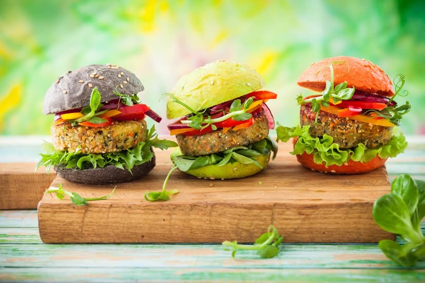 Hamburguesas veganas de colores.