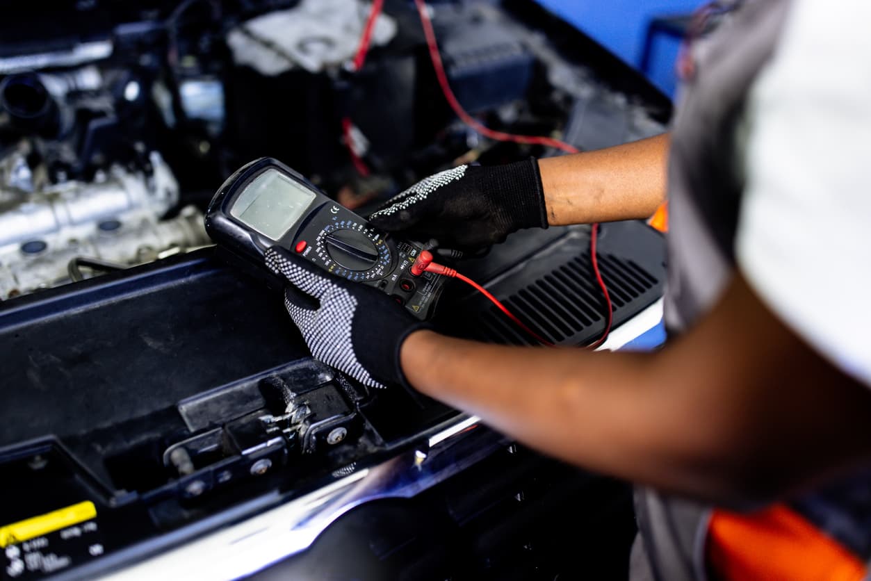 ¿Cómo cambiar la batería de mi auto?