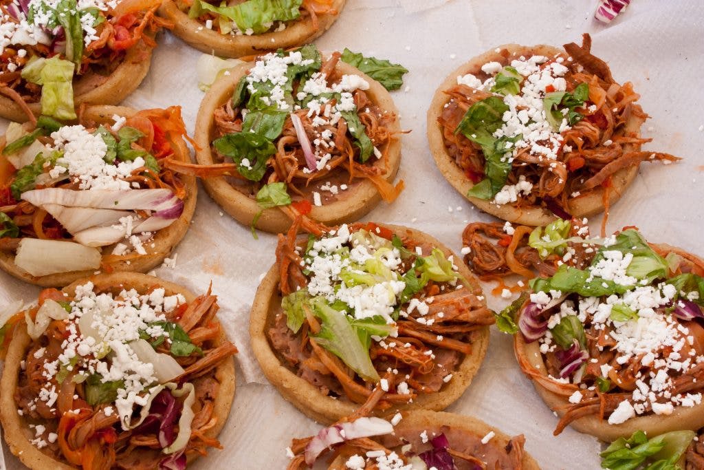 Sopes con carne, aguacate y queso