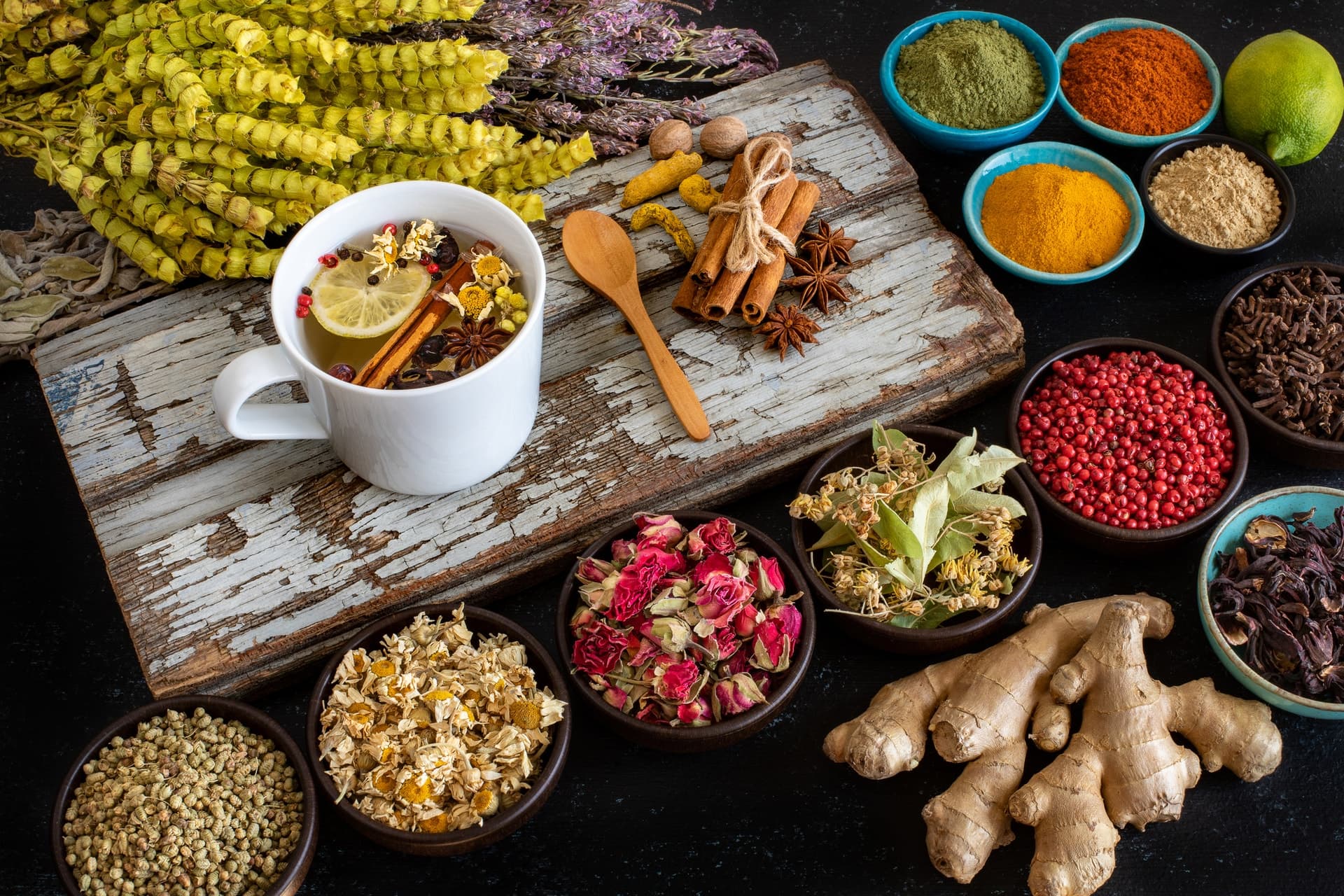 Tisana con frutas y flores secas