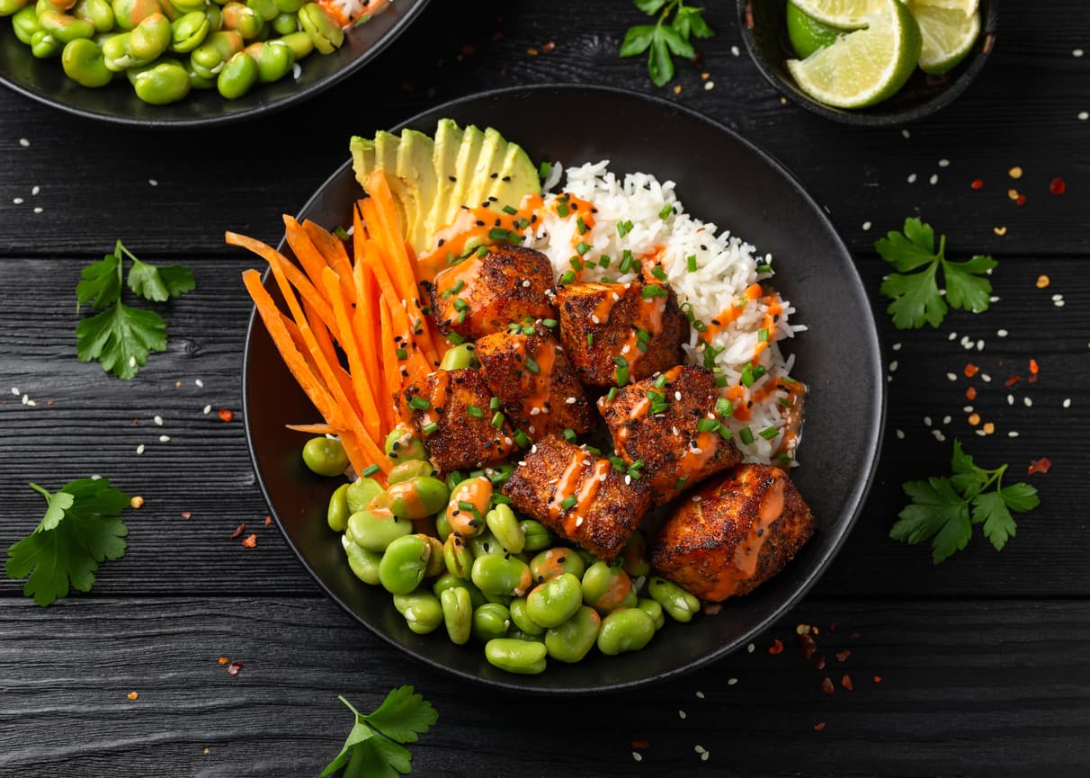 Poke bowl de salmón con edamames