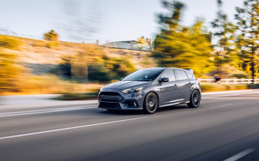 Carro hatchback viajando por carretera