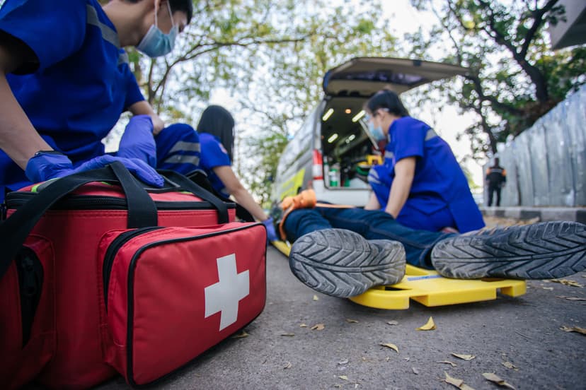 Personal de salud brindando primeros auxilios a persona en una emergencia