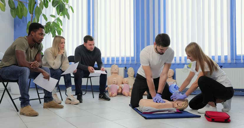personas tomando curso de primeros auxilios para poder ayudar