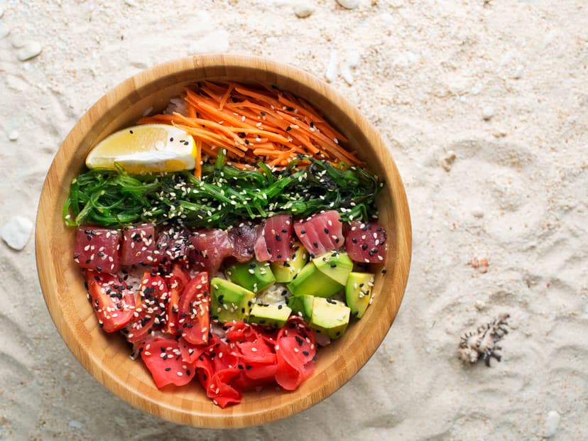 Poke bowl de atún con zanahoria, cherry, jengibre y aguacate