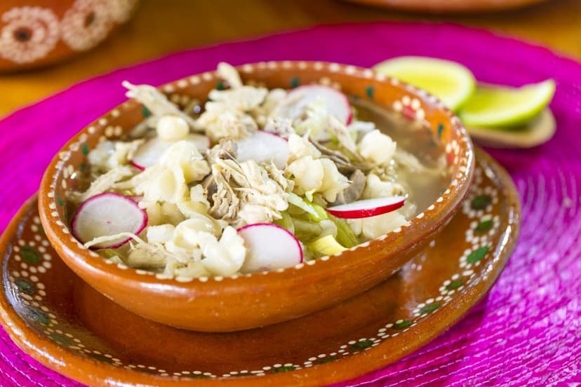pozole blanco de pollo con rábanos