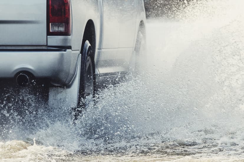 Un seguro de auto contra inundaciones te salva