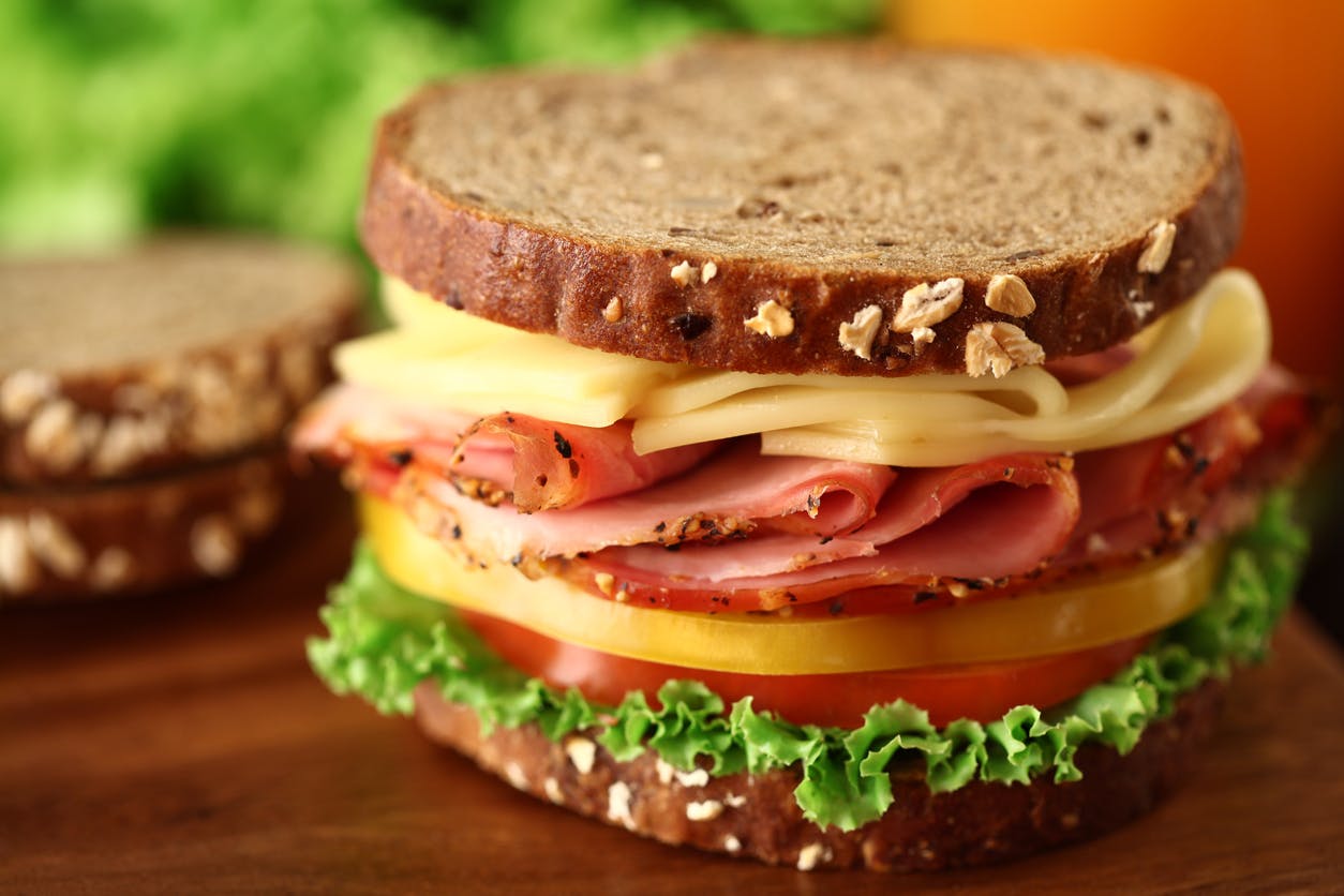  Rico sándwich con jamón, queso y vegetales

