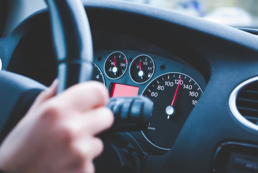 Existen ciertas acciones que, ya sea por prisa o falta de atención, se repiten entre los conductores. Evitar estos errores no solo te permitirá ser un conductor más responsable