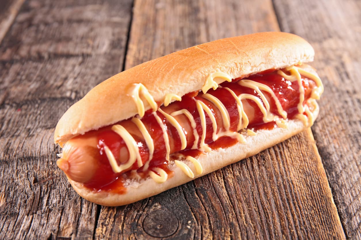 Hot dog clásico con mostaza y catsup