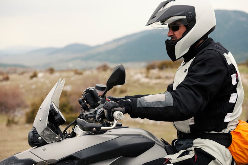 Los cascos para moto pueden clasificarse en varios tipos según su diseño, nivel de cobertura y el tipo de conducción.