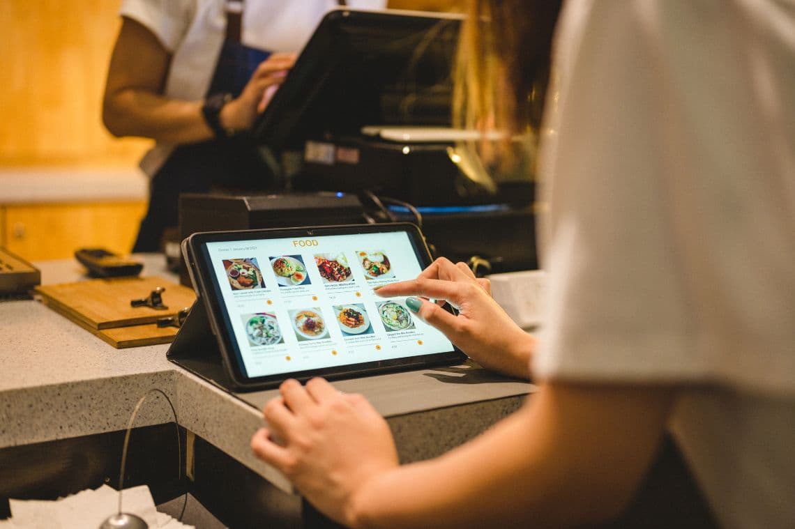 Elegir adecuadamente la categoría a la que pertenece tu restaurante ayudará a que los usuarios de la app logren ubicar tu restaurante más fácil e incentivar el trafico a tu tienda.
