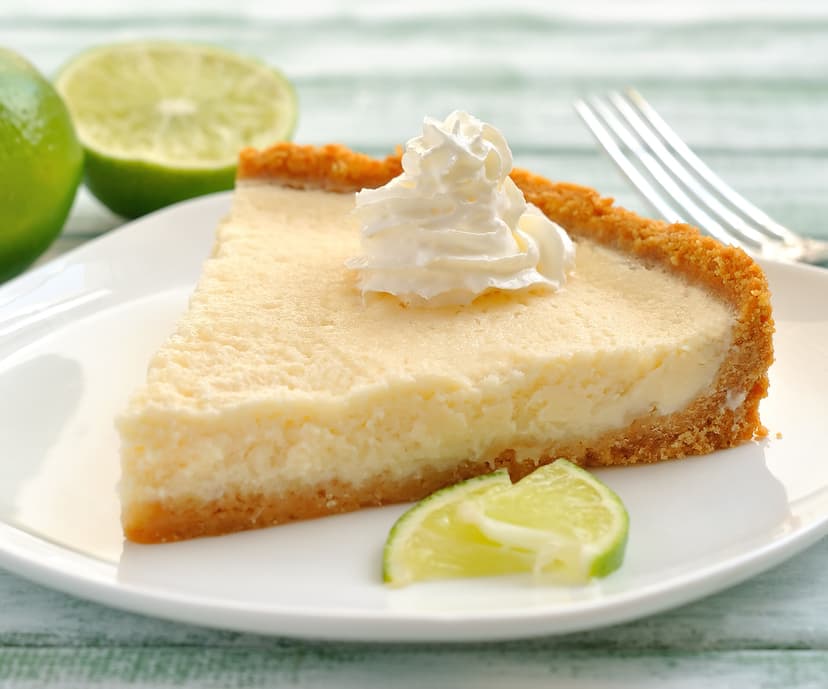 El pay de limón es perfecto para los días calurosos. Su sabor fresco y su textura ligera lo hacen ideal para cualquier ocasión. Necesitas leche condensada, jugo de limón, y una base de galletas.