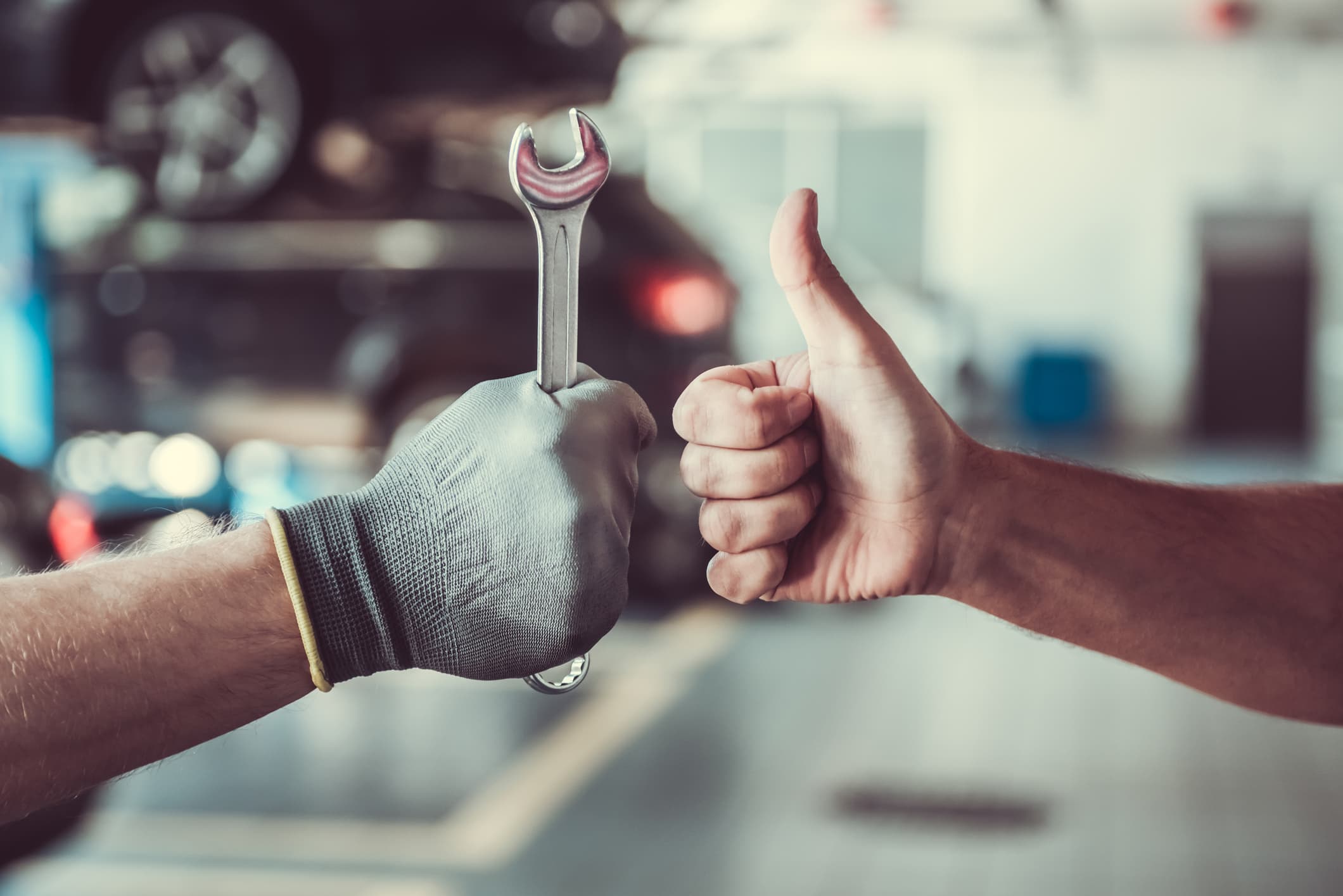 cliente y trabajador de servicio automotriz