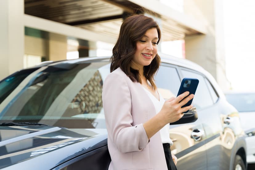 Mujer revisando desde su celular su cita para el SAT