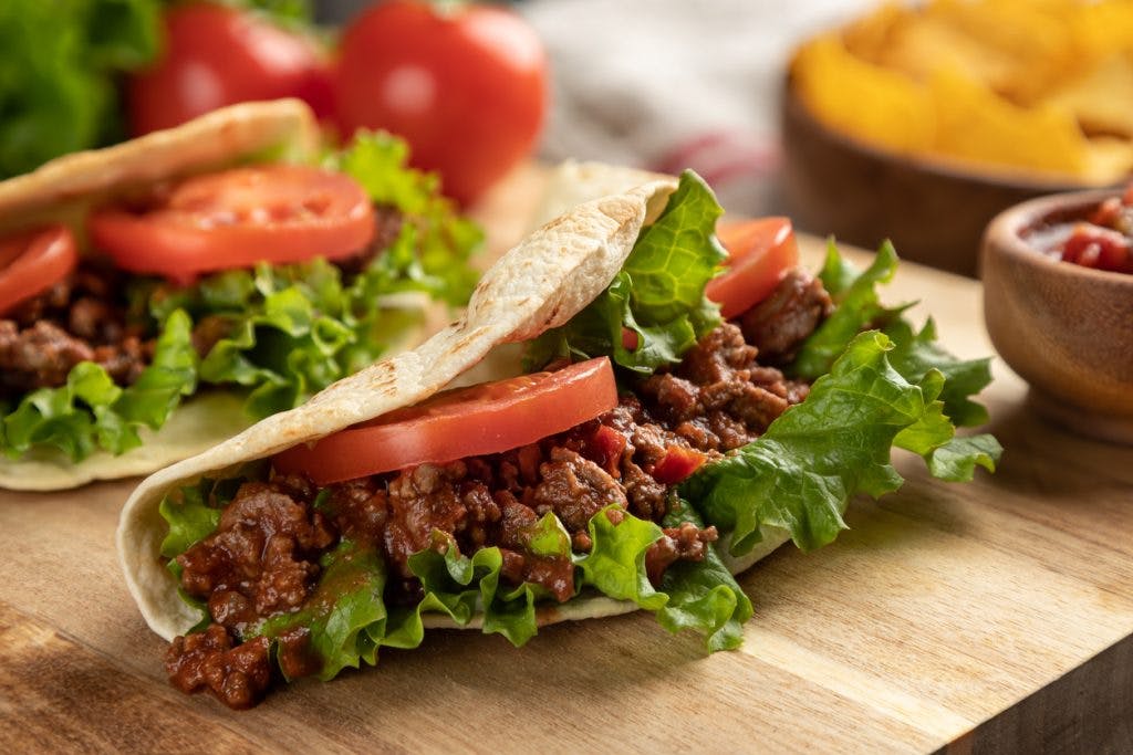 tacos con carne con jitomate y lechuga