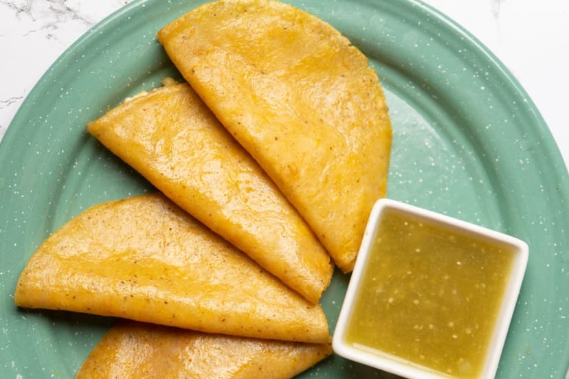 Orden de tacos de canasta de papa con salsa verde