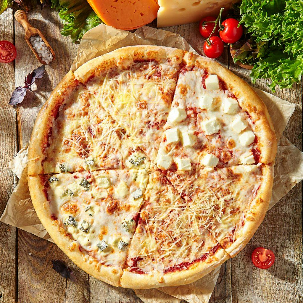 Pizza de 4 quesos: pizza cubierta con salsa de jitomate y queso mozzarella