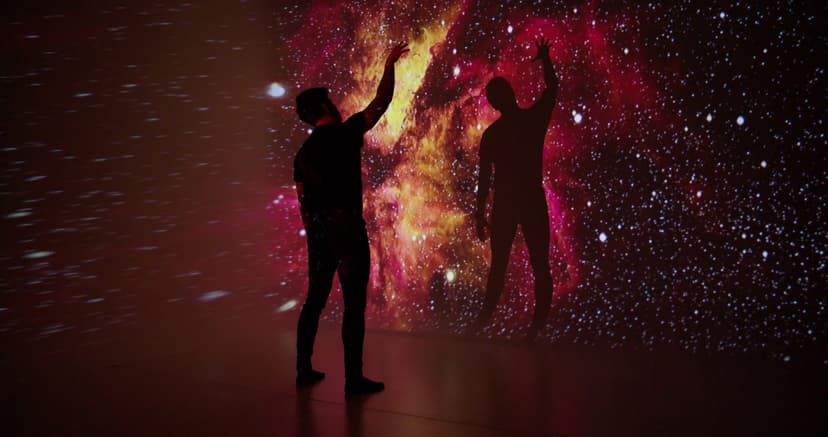 Proyección del universo en un museo interactivo para crear una experiencia inmersiva.